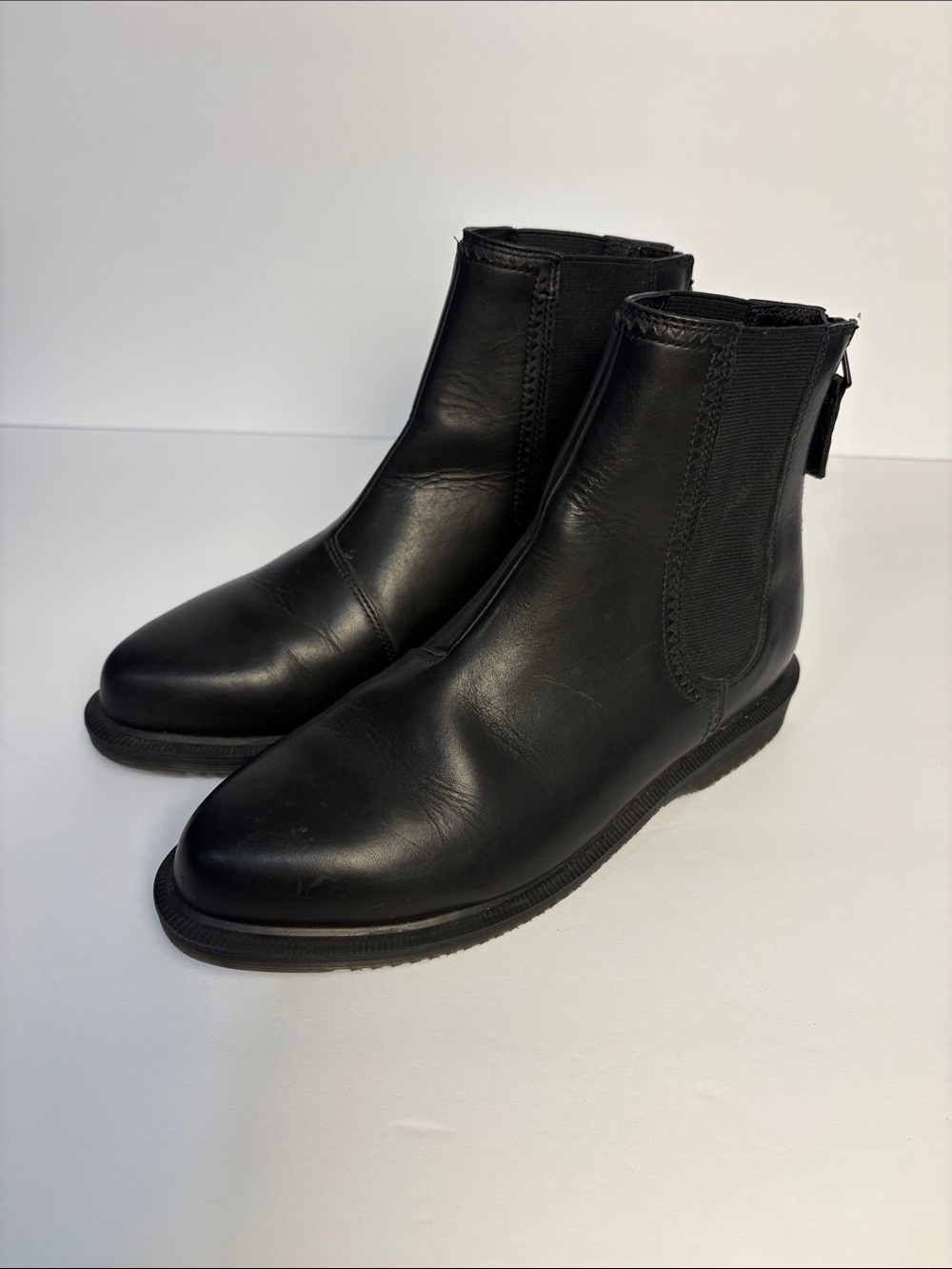 Dr. Martens Zillow Classic Leather Chelsea Boot Women’s Size 6